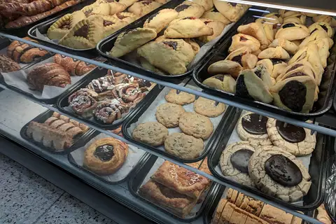 Liza's fine foods & cakes photo 2